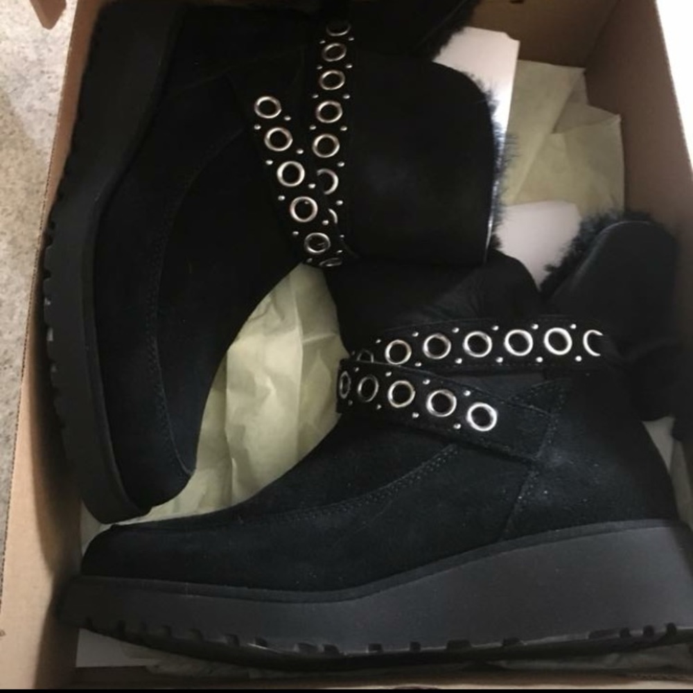 Size 7 Alisia UGG boots